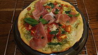 Хрустящая пицца с ветчиной, помидорами и перцем