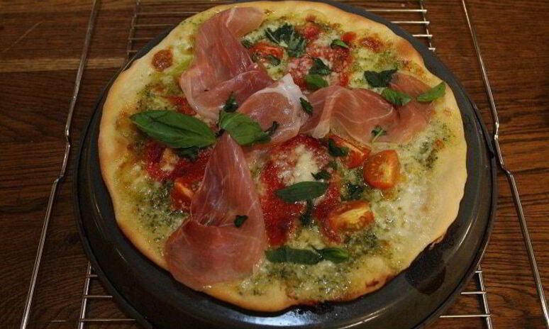 Рецепт хрустящая пицца с ветчиной, помидорами и перцем