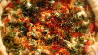 Летняя пицца с колбасой и овощами