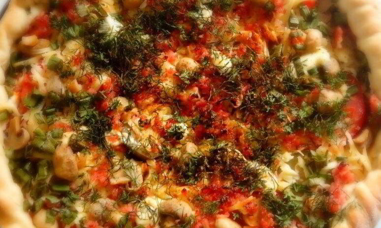 Рецепт летняя пицца с колбасой и овощами