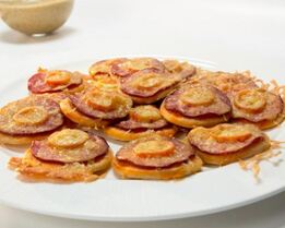 Мини-пицца с салями и томатами черри