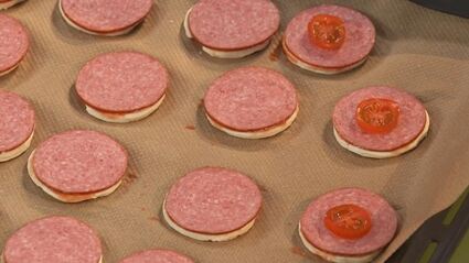 мини-пицца с салями и томатами черри