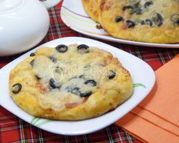 Мини-пиццы с ветчиной, маслинами и моцареллой