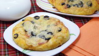 Мини-пиццы с ветчиной, маслинами и моцареллой