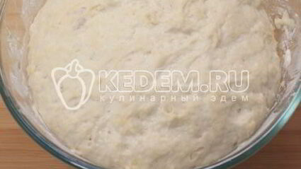 мини-пиццы с ветчиной, маслинами и моцареллой