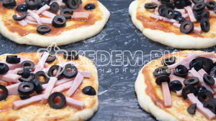 мини-пиццы с ветчиной, маслинами и моцареллой