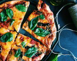 Пицца Маргарита с моцареллой и пармезаном