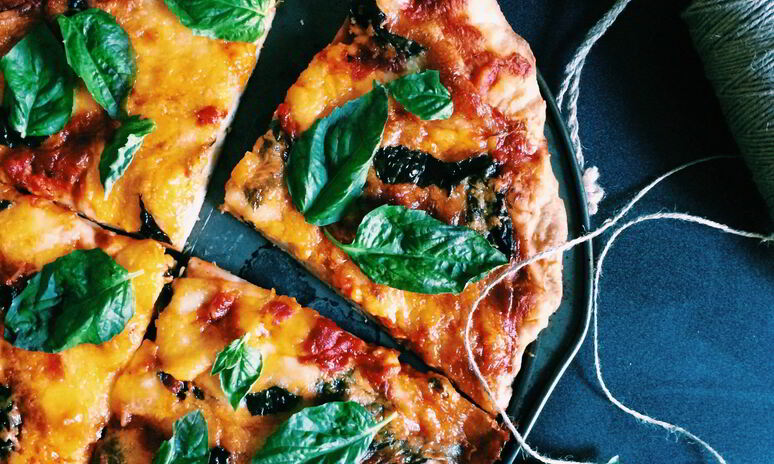 Рецепт пицца маргарита с моцареллой и пармезаном