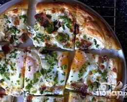 Пицца на завтрак с беконом, сыром и яйцами