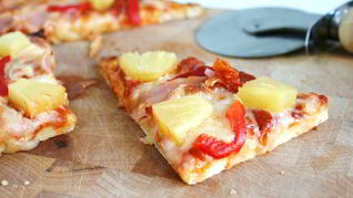 Пицца с ананасами и колбасой