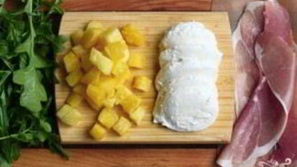 пицца с ананасами