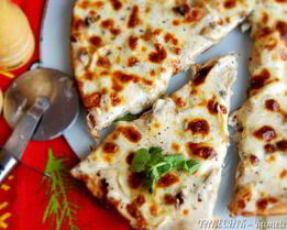 Пицца с белым соусом и шампиньонами