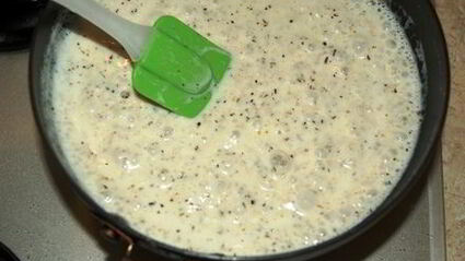 пицца с белым соусом и шампиньонами