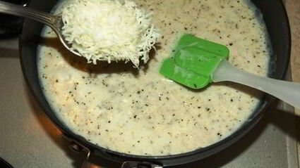 пицца с белым соусом и шампиньонами