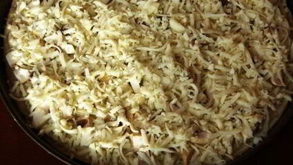 пицца с белым соусом и шампиньонами