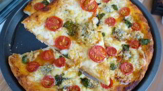 Пицца с двумя видами сыра, черри и базиликом