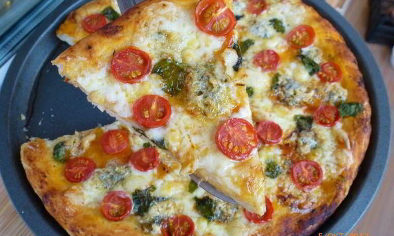 Рецепт пицца с двумя видами сыра, черри и базиликом