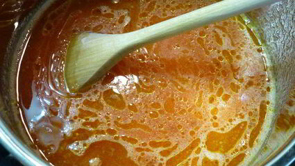 пицца с двумя видами сыра, черри и базиликом