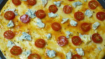 пицца с двумя видами сыра, черри и базиликом