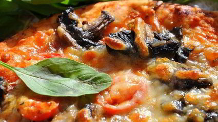 пицца с грибами и базиликом