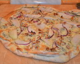 Пицца с грушами, орехами и голубым сыром