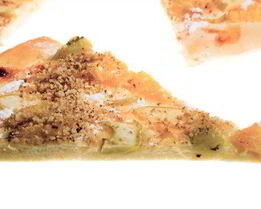 Пицца с грушей, луком, орехами и двумя видами сыра