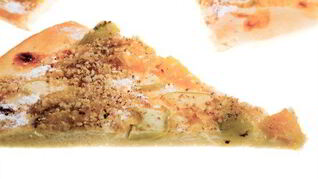 Пицца с грушей, луком, орехами и двумя видами сыра