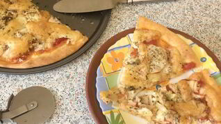 Пицца с капустой, яблоками и помидорами