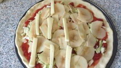пицца с капустой, яблоками и помидорами