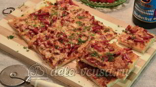 Пицца с колбасой