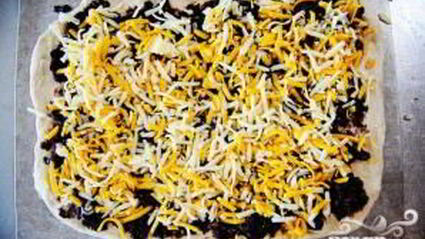 пицца с кукурузными лепешками, фасолью и сыром