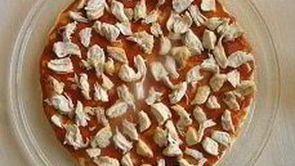 пицца с курицей и перцем в микроволновке