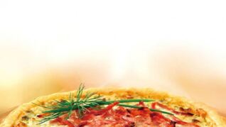 Пицца с луком и ветчиной