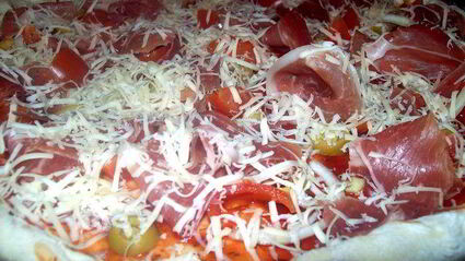 пицца с оливками и хамоном