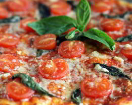 Пицца с помидорами черри и базиликом