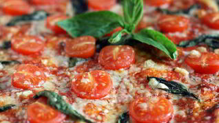 Пицца с помидорами черри и базиликом