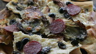 Пицца с радиккио и моцареллой