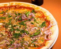 Пицца с тунцом и красным луком