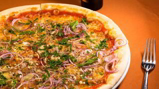 Пицца с тунцом и красным луком