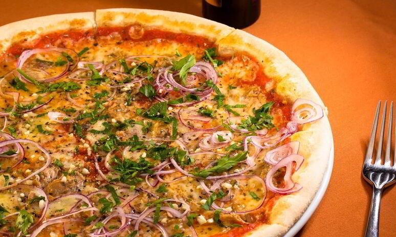 Рецепт пицца с тунцом и красным луком