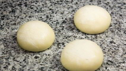 пицца с тунцом и красным луком