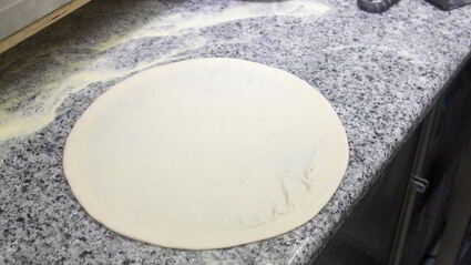 пицца с тунцом и красным луком