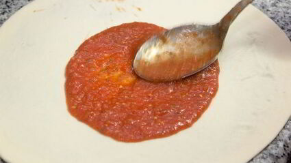 пицца с тунцом и красным луком