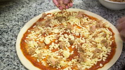 пицца с тунцом и красным луком