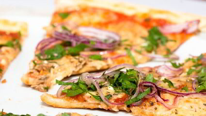 пицца с тунцом и красным луком