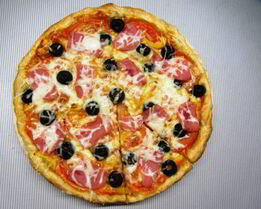 Пицца с ветчиной, помидорами и маслинами