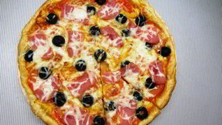 Пицца с ветчиной, помидорами и маслинами