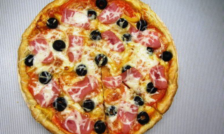 Рецепт пицца с ветчиной, помидорами и маслинами