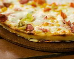 Пицца со шпиком, брюссельской капустой и миндалем