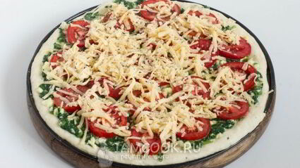 пицца со шпинатом и помидорами